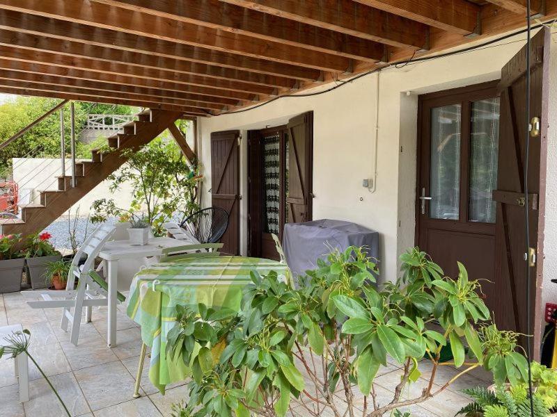 Charmant F1 avec terrasse et vue sur jardin arboré - fraicheur naturelle du rez de jardin - parking Bellerive-sur-Allier Exterior foto